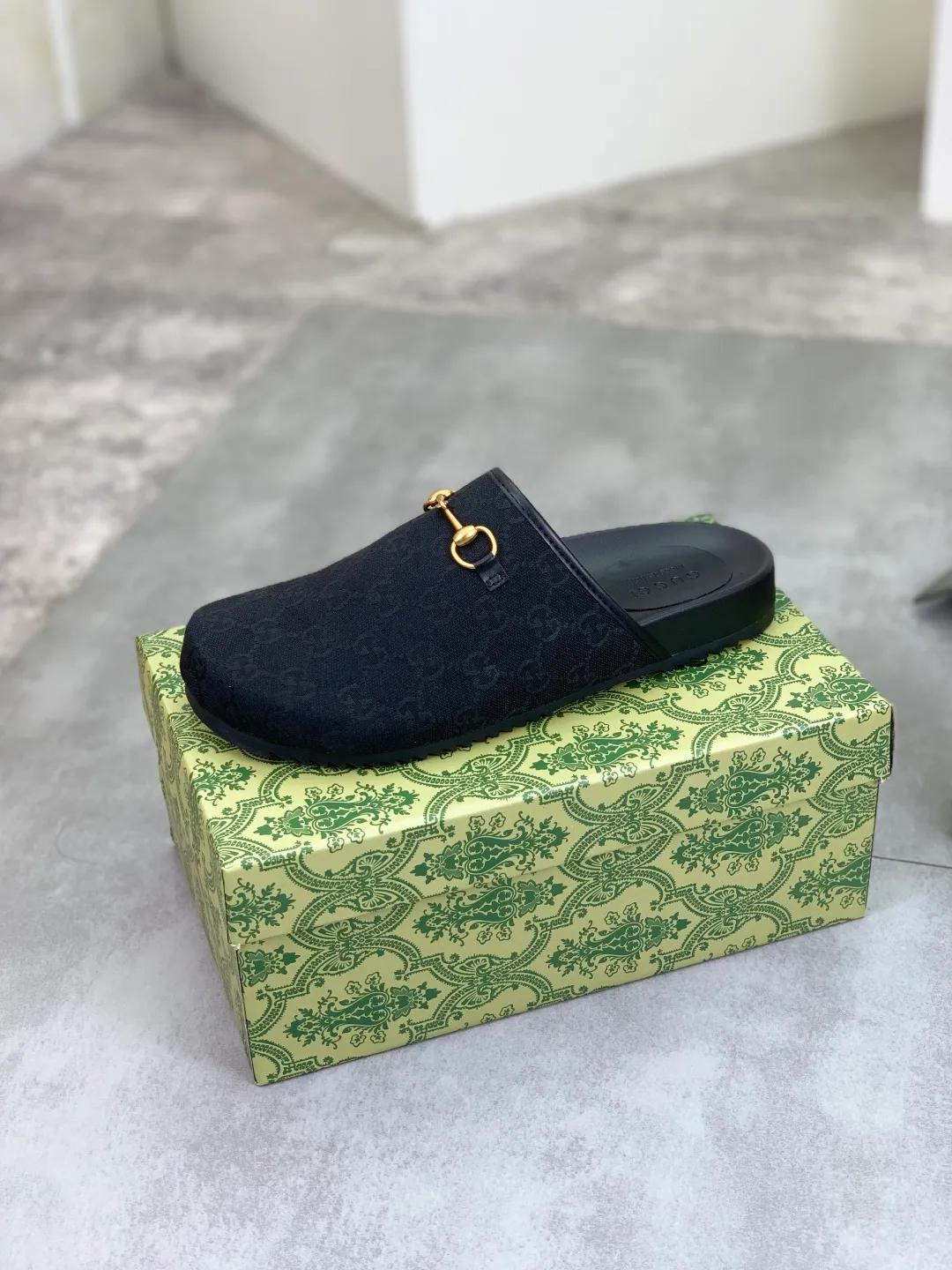 Men's shoes💰P340 💰[New model] Gucci half-drag business leather shoes hot selection (Gucci) official website latest Gucci half-drag business leather shoes, hot style 💥The version is simple and elegant, exclusive for trendy men. Unique official website latest brand original double G Embossed elements 👑 Original Gucci decoration, fashionable and elegant, original calfskin fabric ✅ Fully imported first-layer cowhide lining, wear-resistant, rubber business outsole specified on the official website, actual shot of the classic model at the counter 🎬 Size: 35-44 5⃣️colors available